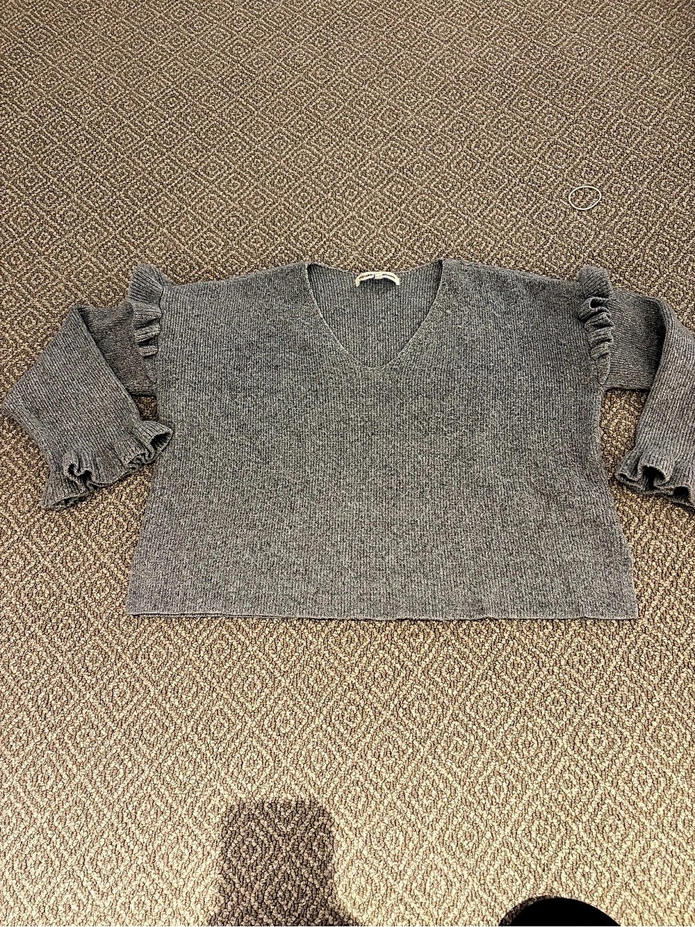 cupcakes and cashmere Gray Ruffle Sleeve V-Neck Size Small